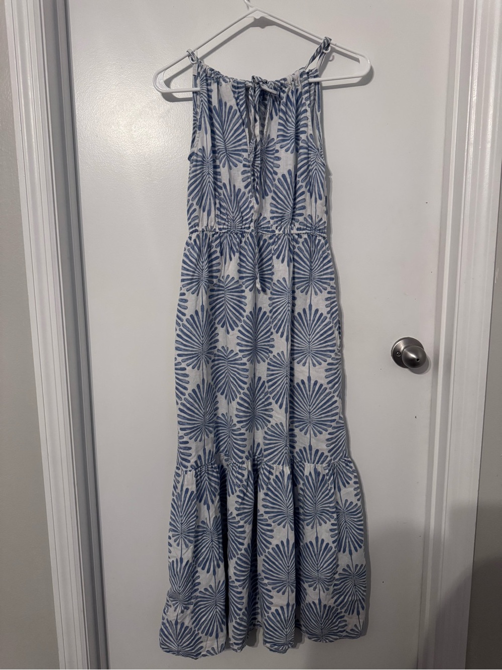 Joie Blue and White Floral Fan-Print Maxi Dress
7 - Picture 4 of 7